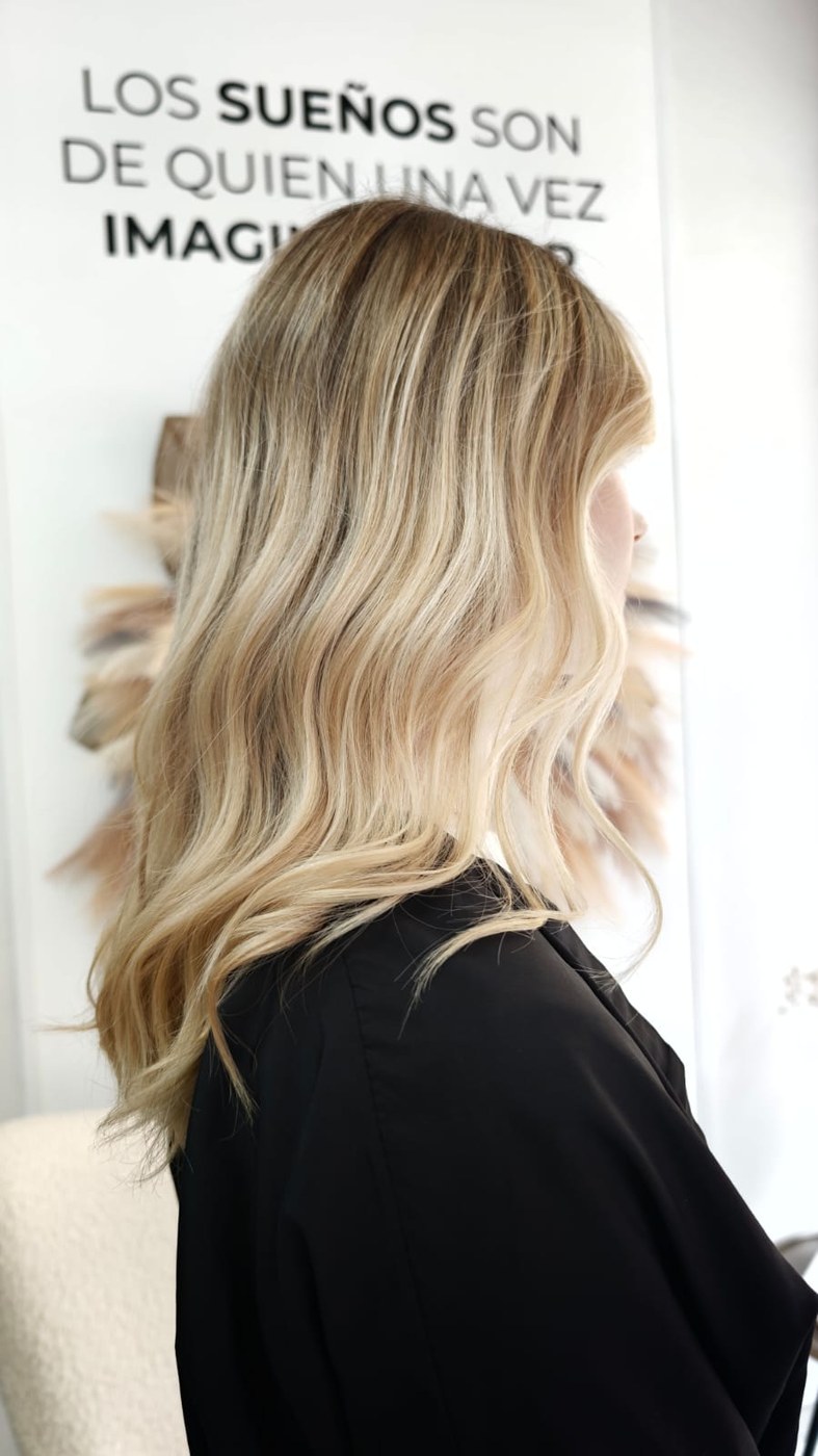 Resultado balayage rubio · Mundo Estilistas Oviedo